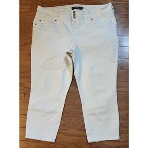 TORRID 22 Women's Boyfriend Capri Jeans In White